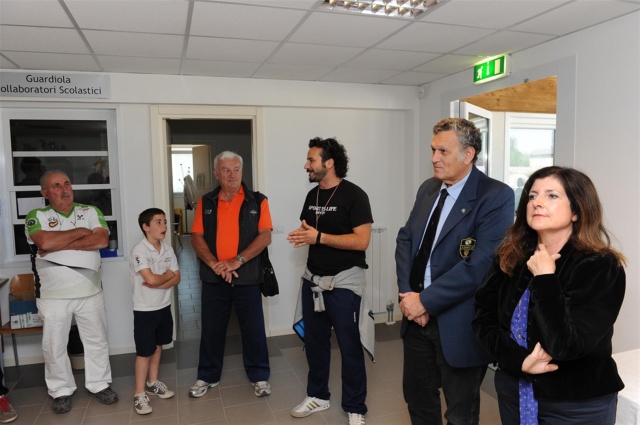 Il Presidente del CR Emilia Romagna Giuseppe Cozzo consegna insieme al tecnico della Nazionale Para Archery e del CRER Marco Pedrazzi i materiali raccolti alla scuola di Cavezzo