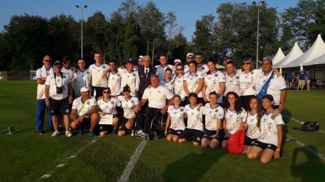 Tutti gli azzurri con lo staff, il presidente Scarzella e Oscar De Pellegrin