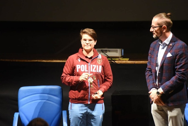 Premio La Clessidra:  Lucilla Boari e il presidente Scarzella sul palco per l'Angolo Olimpico
